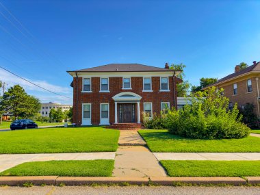 Oklahoma City, OK, USA - 25 Temmuz 2023: Oklahoma Eyalet Başkent Binası yakınlarındaki tarihi evlerin fotoğrafı