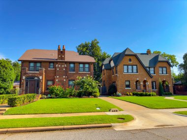 Oklahoma City, OK, USA - 25 Temmuz 2023: Oklahoma Eyalet Başkent Binası yakınlarındaki tarihi evlerin fotoğrafı