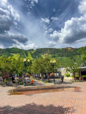 Aspen, CO, ABD - 27 Temmuz 2023: Aspen sıçrama rampasının fotoğrafı