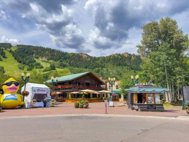 Aspen, CO, ABD - 27 Temmuz 2023: Turizm beldesi Aspen Colorado