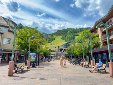 Aspen, CO, ABD - 27 Temmuz 2023: Aspen Colorado 'da kayak asansörlerine giriş