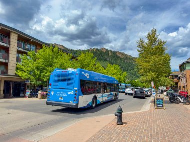 Aspen, CO, ABD - 27 Temmuz 2023: Aspen Colorado otobüsüyle toplu taşıma