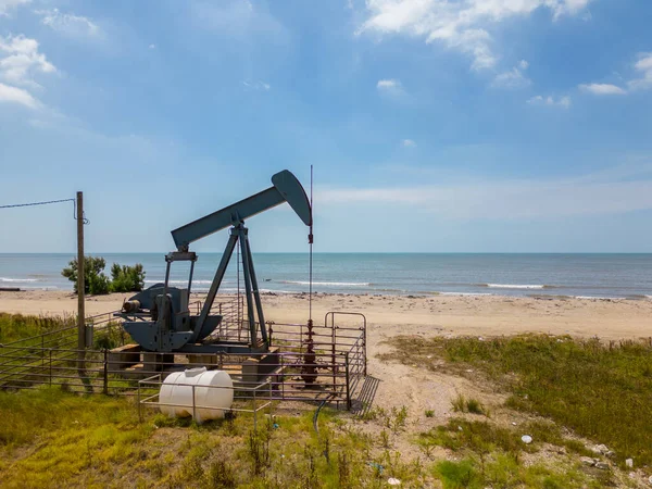 Foto Van Een Oude Oliepomp High Island Beach Texas — Stockfoto