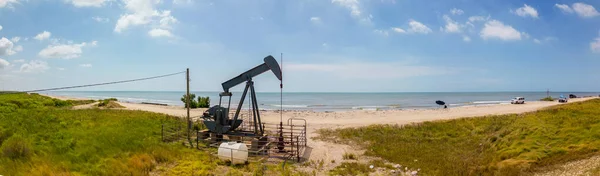 得克萨斯州长岛海滩上一个老油泵的全景照片 — 图库照片