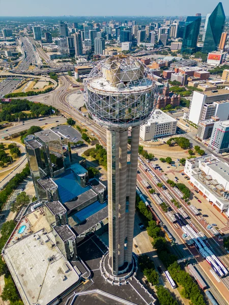 Dallas, TX, ABD - 28 Temmuz 2023: Havadan Fotoğraf Reunion Tower gözlem güvertesi Dallas Texas