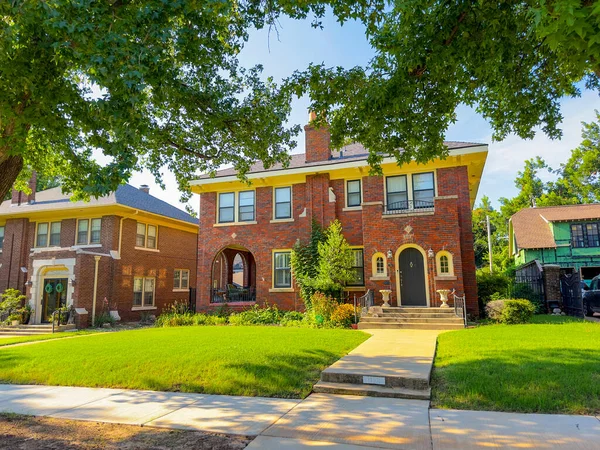 stock image Oklahoma City, OK, USA - July 25, 2023: Photo of historic homes near Oklahoma State Capitol Building