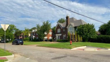 Oklahoma City 'de tarihi evler. Capitol 4k panorama videosu yakınlarında.