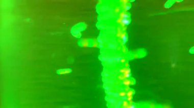 Dönen renkli kasırga kapanış suyu