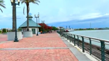 2023 yazında Woldenberg Park nehir yürüyüşü sahnesi.