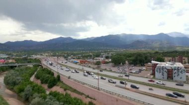 Monument Valley Highway Colorado Springs 'in havadan görüntüsü.