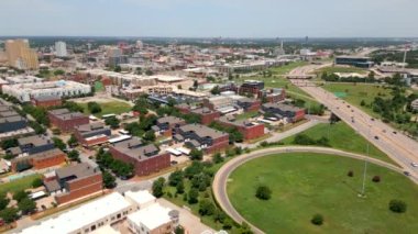 Şehir merkezindeki hava aracı videosu Oklahoma City Circa Summer 2023