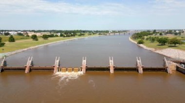 Statik hava çekimi Oklahoma Nehri kontrol barajı