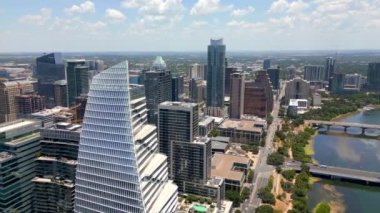 Austin şehir merkezindeki hava aracı videosu. Yaz 2023, sıcak hava dalgası.