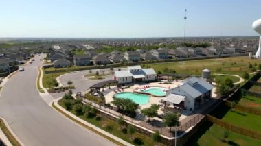 Halkın yüzme havuzu olan Shadowglen Malikânesi, TX yerleşim bölgesi.
