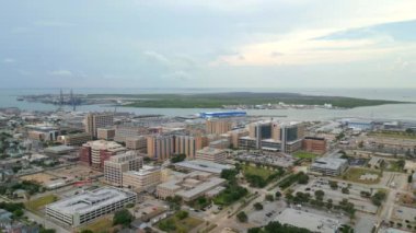 Galveston Teksas 'taki liman ve hastanelere ait hava görüntüleri.