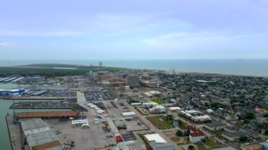 Galveston Havaalanı ve Meksika Körfezi yakınlarındaki hastane.