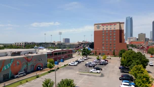 Flygdrönare Video Oklahoma City Dodgers Stadion Och Hilton Garden Inn — Stockvideo