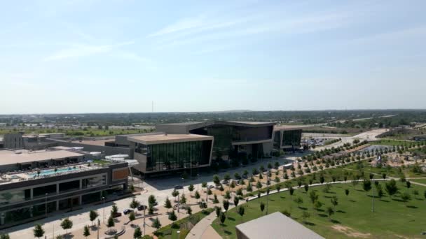 Rekaman Drone Udara Oklahoma City Convention Center Oleh Scissortail Park — Stok Video