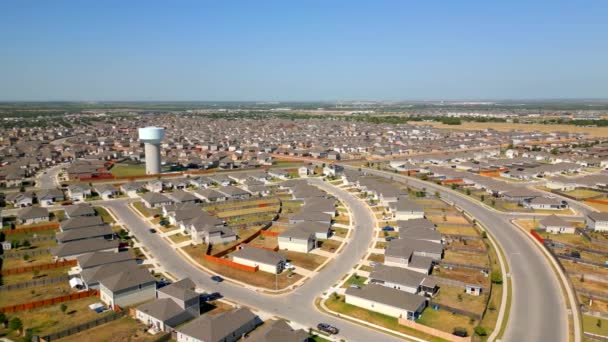 Panorama Aéreo Novos Bairros Com Torre Água Manor Texas — Vídeo de Stock