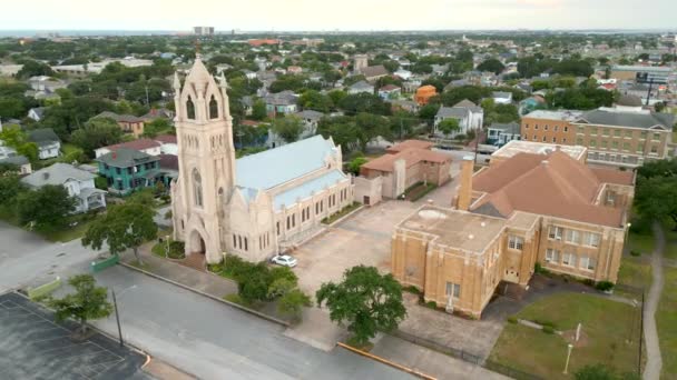 Drohnenaufnahmen Galveston Texas Patrick Catholic Church Holy Family Parish 24P — Stockvideo