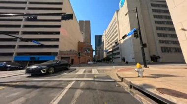 Dallas, Teksas 'ın merkezindeki gökdelenleri geziyor.