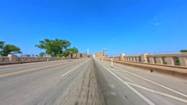 Dallas 'taki W Commerce Sokağı' nda araba kullanırken çekilmiş video kaydı.