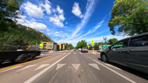 Autorijden Residentiële Wijk Aspen Colorado Hoofdweg — Stockvideo
