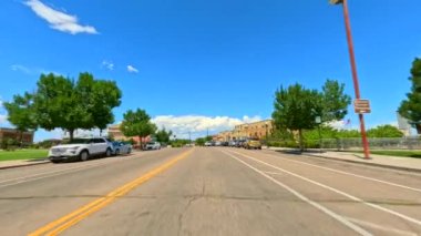 Pueblo Colorado 'nun aşağısında dur ve sür.
