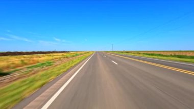 Arka manzara kırsal araziyi yeşil ve maviye çeviriyor