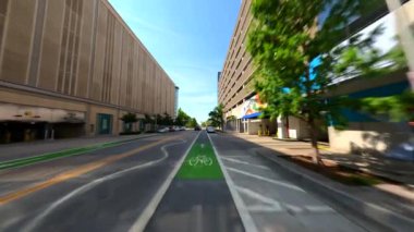 Oklahoma City 'nin şehir merkezindeki bisiklet yolları 2023 yazının stok videosu.