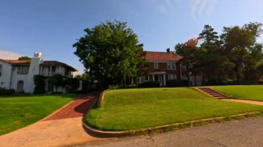 Eyalet Kongre Binası yakınlarındaki tarihi Oklahoma City evlerini geziyoruz.