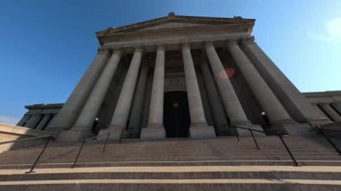 Oklahoma Eyalet Binası 'nda üst katta yürüyorum.