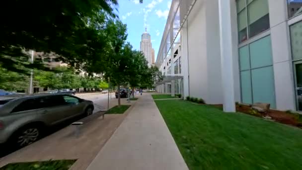 Motion Video Trottoaren Pov Oklahoma City Affärsbank Distrikt — Stockvideo