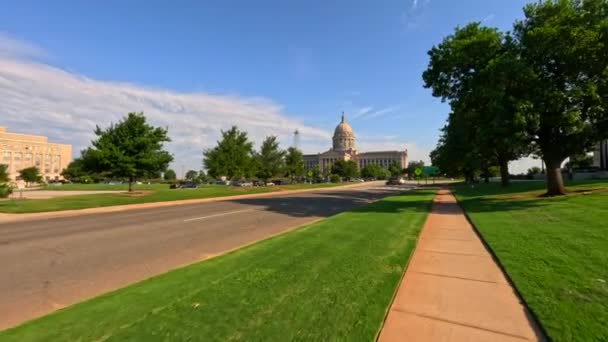 Oklahoma Eyaleti Kongre Binası Nın Yanında Koşuyor Kaldırım Pov — Stok video