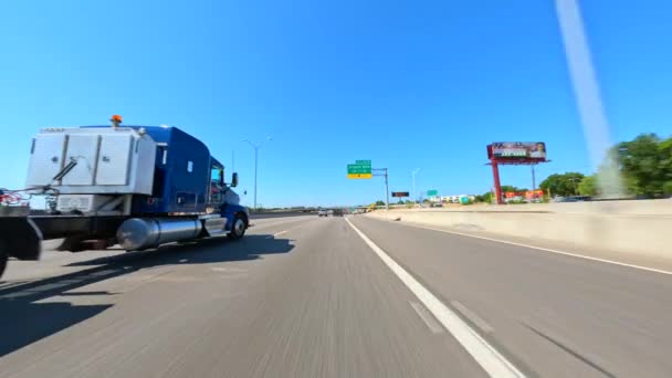 高速道路の18ホイーラーフラットベッドトラック半分 — ストック動画