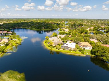 Weston Florida 'da havadan çekilmiş lüks göl evleri.