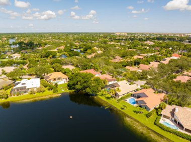 Weston Florida 'da havadan çekilmiş lüks göl evleri.