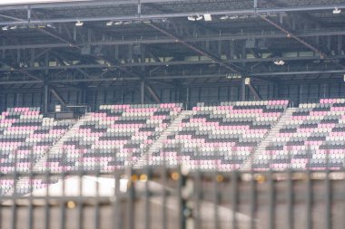 Fort Lauderdale, FL, ABD - 19 Ağustos 2023: Yağmur koltukları DRV PNK Stadyumu