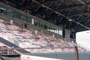 Fort Lauderdale, FL, ABD - 19 Ağustos 2023: DRV PNK Stadyumu 'ndaki seyirci koltukları