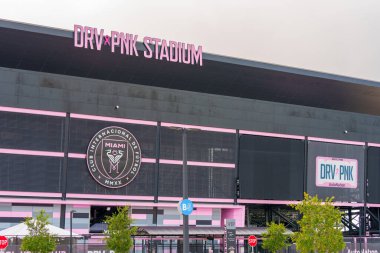Fort Lauderdale, FL, ABD - 19 Ağustos 2023: Yolun karşısındaki DRV PNK Stadyumu