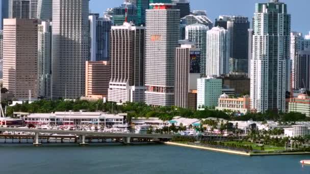 迈阿密市中心的空中海滨塔4K 2023年左右 — 图库视频影像