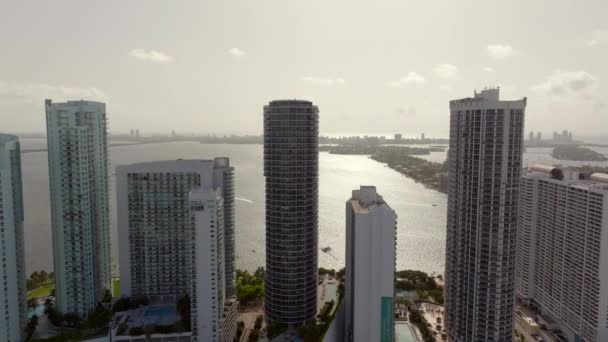 Drone Aéreo Voar Através Condomínios Beira Mar Luxo Miami Por — Vídeo de Stock