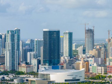 Miami, FL, ABD - 22 Ağustos 2023: Miami FL şehir merkezindeki Kaseya Merkezi 'nin hava fotoğrafı