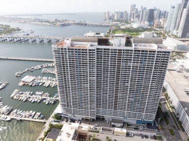 Miami, FL, ABD - 22 Ağustos 2023: Hilton Grand Hotel Biscayne Körfezi 'nden Hava Fotoğrafı