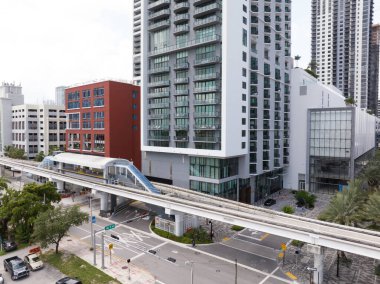 Miami, FL, ABD - 22 Ağustos 2023: 7. Cadde 'deki Miami Metromover durağı