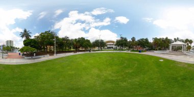 Fort Lauderdale, FL, ABD - 25 Ağustos 2023: Şehir merkezi Fort Lauderdale 360 eşdörtgen fotoğraf Esplanade Park