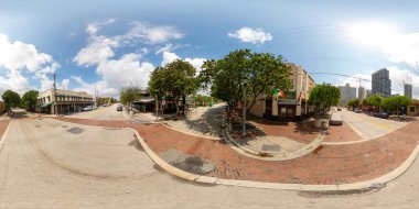 Fort Lauderdale, FL, ABD - 25 Ağustos 2023: Şehir merkezi Fort Lauderdale 360 eşkenar dörtgen fotoğraf Dicey Rileys İrlanda Pub.