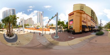 Fort Lauderdale, FL, ABD - 25 Ağustos 2023: Şehir merkezi Fort Lauderdale 360 eşdörtgen fotoğraf The Cheesecake Factory Las Olas