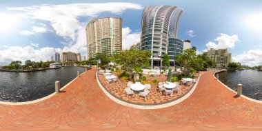 Fort Lauderdale, FL, ABD - 25 Ağustos 2023: Şehir merkezi Fort Lauderdale 360 eşkenar dörtgen fotoğraf SALT7 Restoran