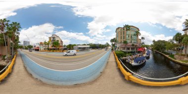 Fort Lauderdale, FL, ABD - 25 Ağustos 2023: şehir merkezi Fort Lauderdale 360 eşdörtgen fotoğraf Riverfront Gondolları